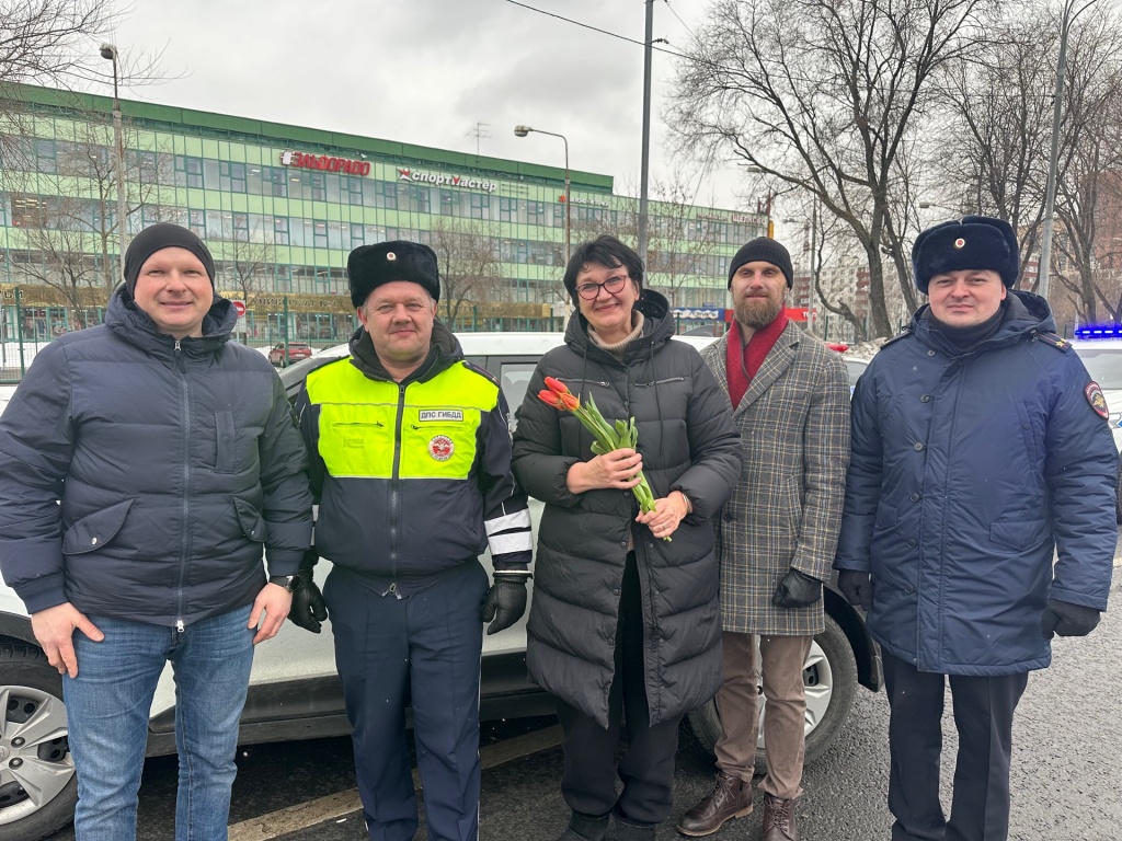 В Восточном округе полицейские совместно с общественниками Антоном Петровым и Ильей Афанасьевым провели акцию «Цветы для автоледи» (3).jpeg